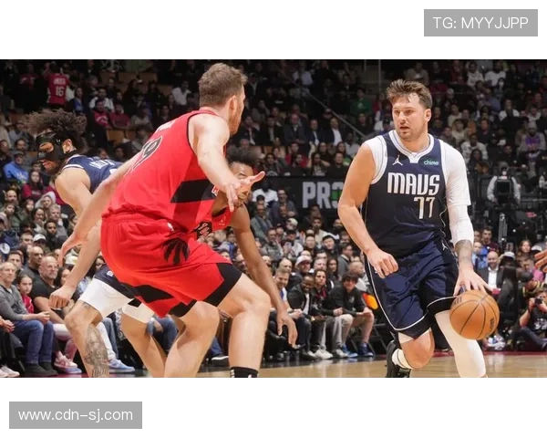 东契奇后撤步三分绝杀庆祝时刻与老队友小乔丹击掌共庆辉煌